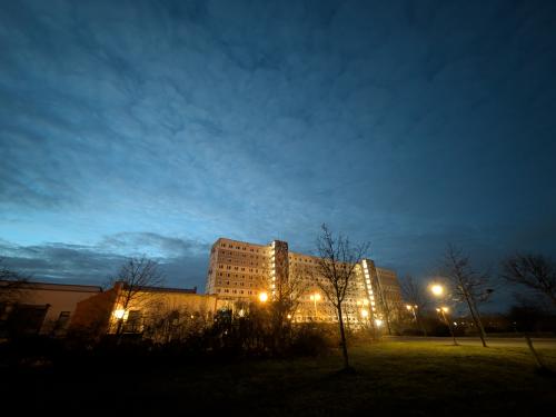 Hochhaus in der Dämmerung